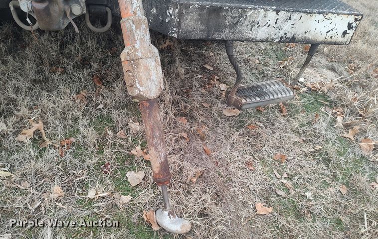 image for item MM9919 2000 Chevrolet C7500  digger derrick truck