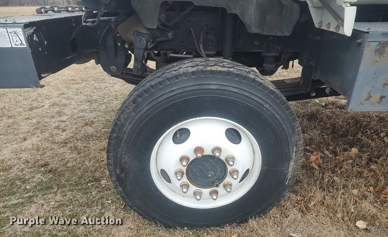 image for item MM9919 2000 Chevrolet C7500  digger derrick truck