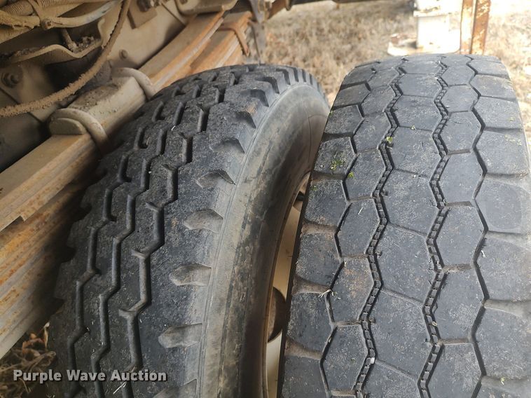 image for item MM9919 2000 Chevrolet C7500  digger derrick truck