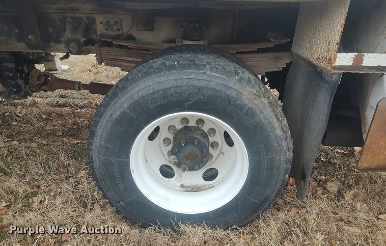 image for item MM9919 2000 Chevrolet C7500  digger derrick truck