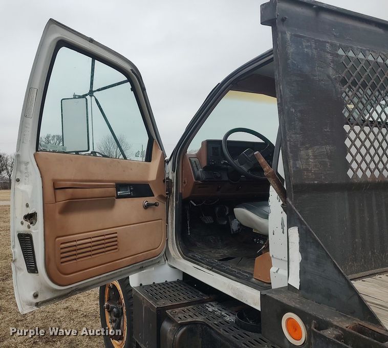 image for item MM9928 1991 GMC TopKick  flatbed truck