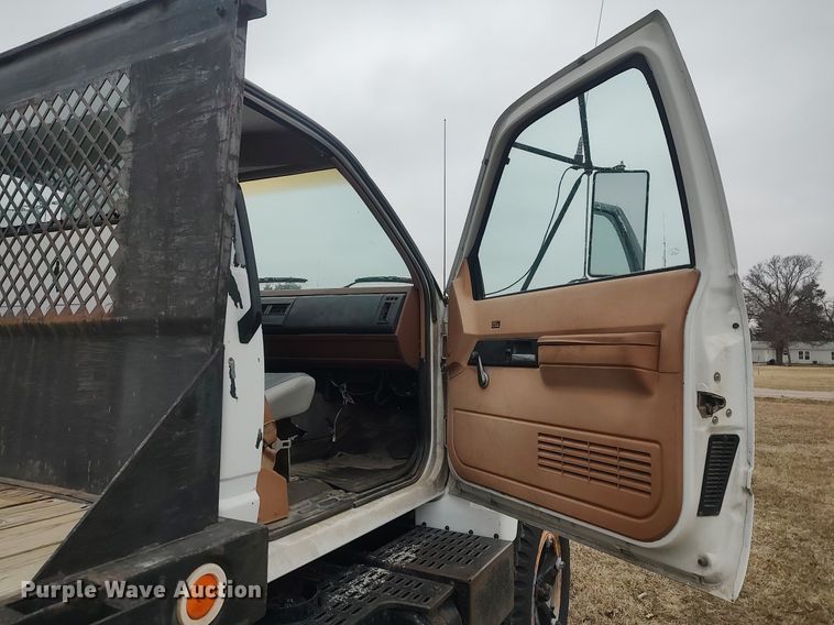 image for item MM9928 1991 GMC TopKick  flatbed truck