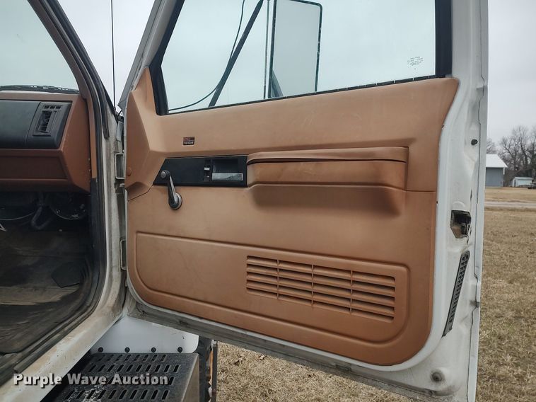 image for item MM9928 1991 GMC TopKick  flatbed truck