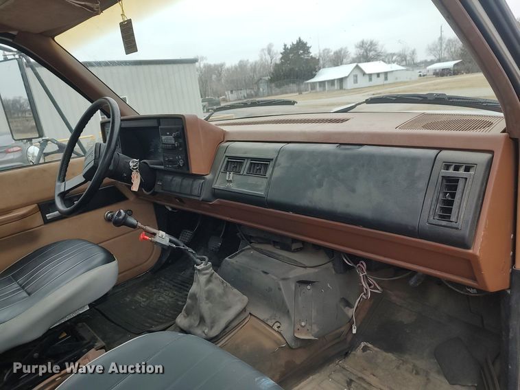 image for item MM9928 1991 GMC TopKick  flatbed truck