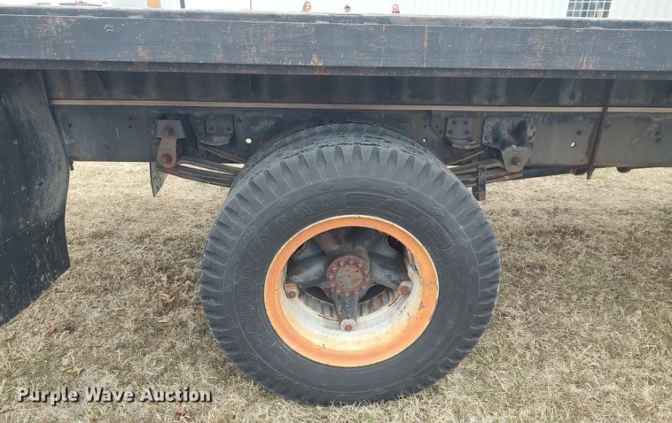 image for item MM9928 1991 GMC TopKick  flatbed truck