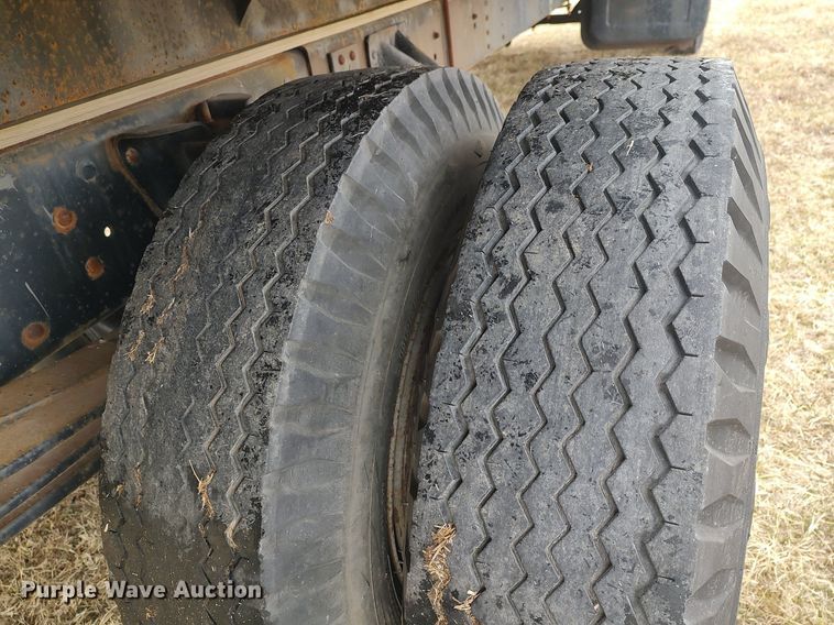 image for item MM9928 1991 GMC TopKick  flatbed truck