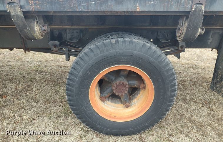 image for item MM9928 1991 GMC TopKick  flatbed truck