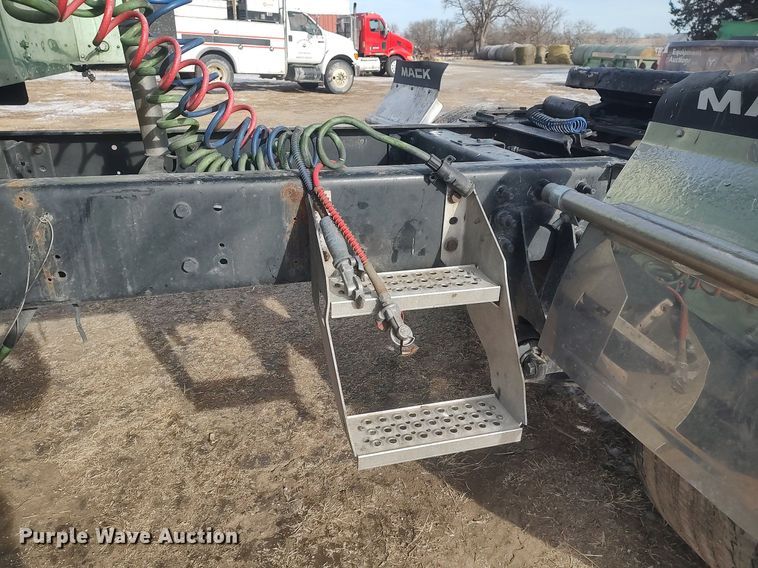 image for item MM9947 2007 International 9400  semi truck