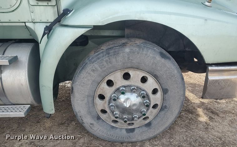 image for item MM9947 2007 International 9400  semi truck