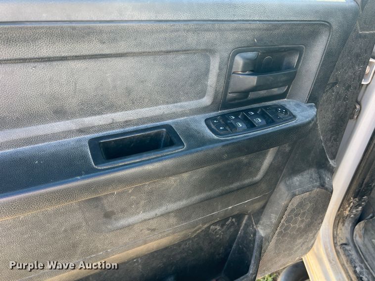 image for item DI8526 2014 Dodge Ram 5500HD  Crew Cab flatbed truck