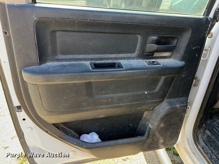 image for item DI8526 2014 Dodge Ram 5500HD  Crew Cab flatbed truck