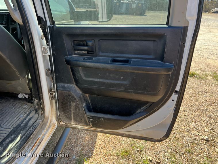 image for item DI8526 2014 Dodge Ram 5500HD  Crew Cab flatbed truck