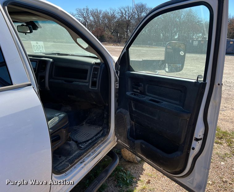 image for item DI8526 2014 Dodge Ram 5500HD  Crew Cab flatbed truck