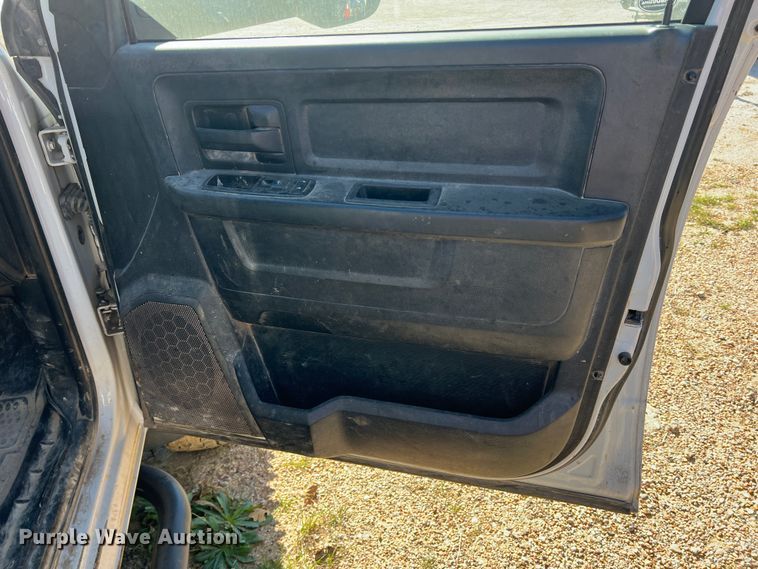 image for item DI8526 2014 Dodge Ram 5500HD  Crew Cab flatbed truck