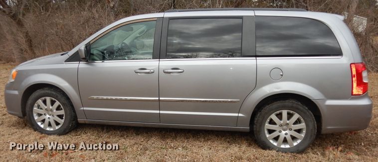 image for item DK7561 2014 Chrysler Town & Country  van