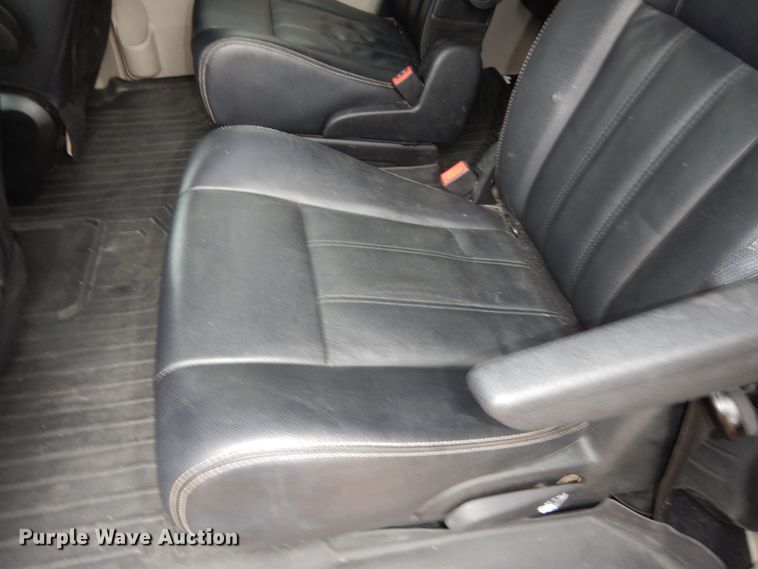 image for item DK7561 2014 Chrysler Town & Country  van