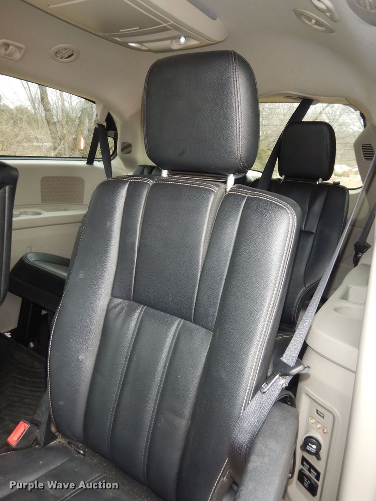 image for item DK7561 2014 Chrysler Town & Country  van