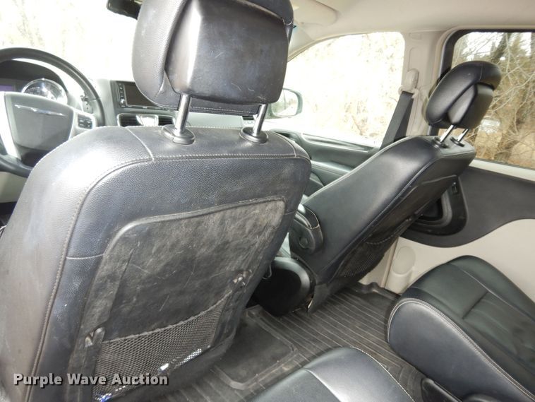 image for item DK7561 2014 Chrysler Town & Country  van