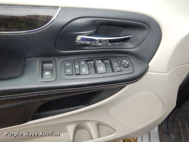 image for item DK7561 2014 Chrysler Town & Country  van