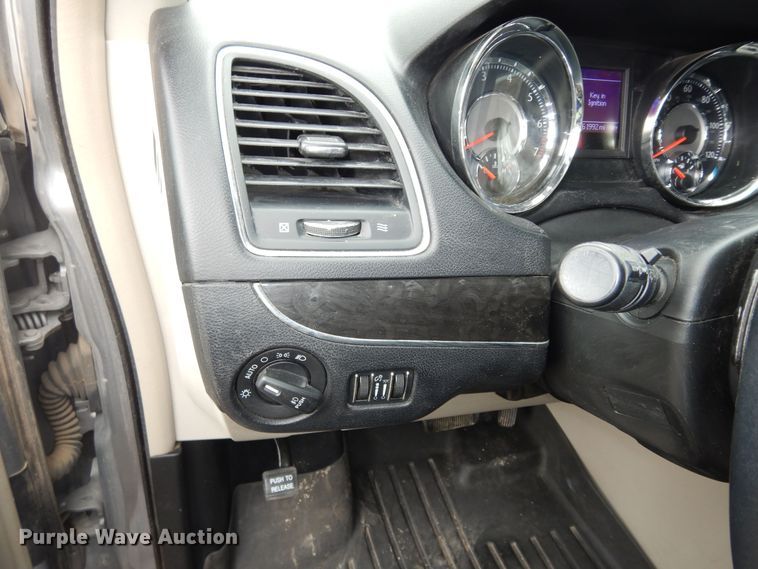 image for item DK7561 2014 Chrysler Town & Country  van