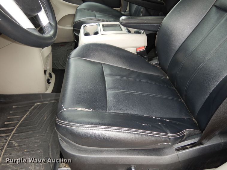 image for item DK7561 2014 Chrysler Town & Country  van