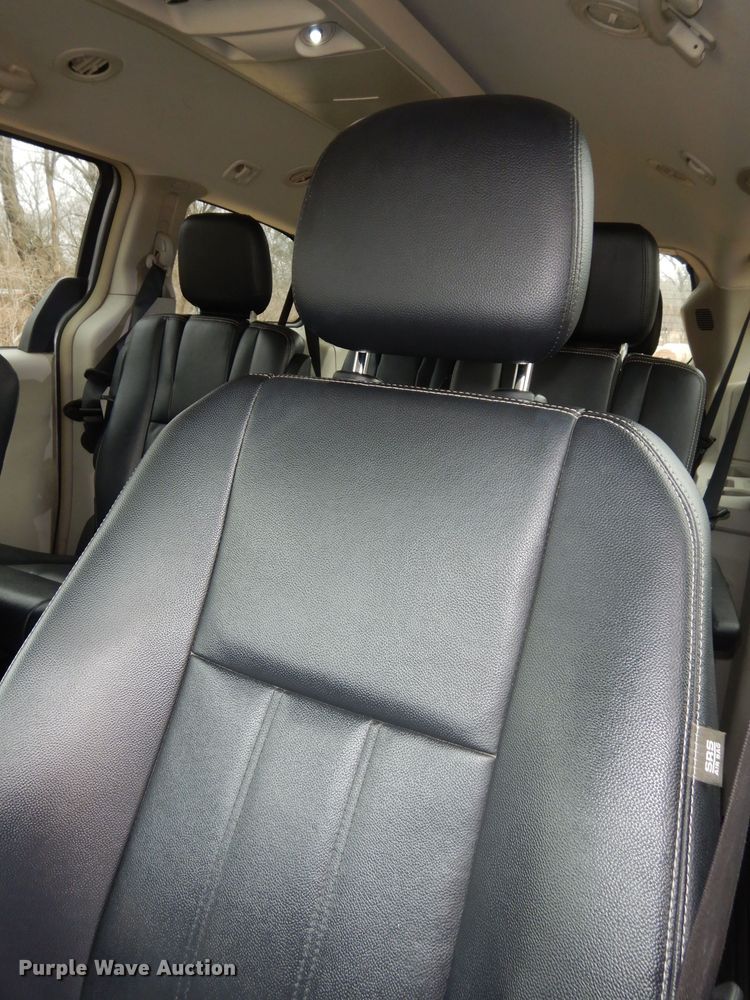 image for item DK7561 2014 Chrysler Town & Country  van