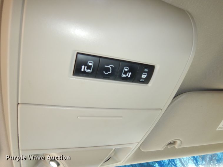 image for item DK7561 2014 Chrysler Town & Country  van