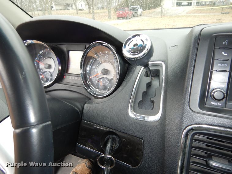 image for item DK7561 2014 Chrysler Town & Country  van