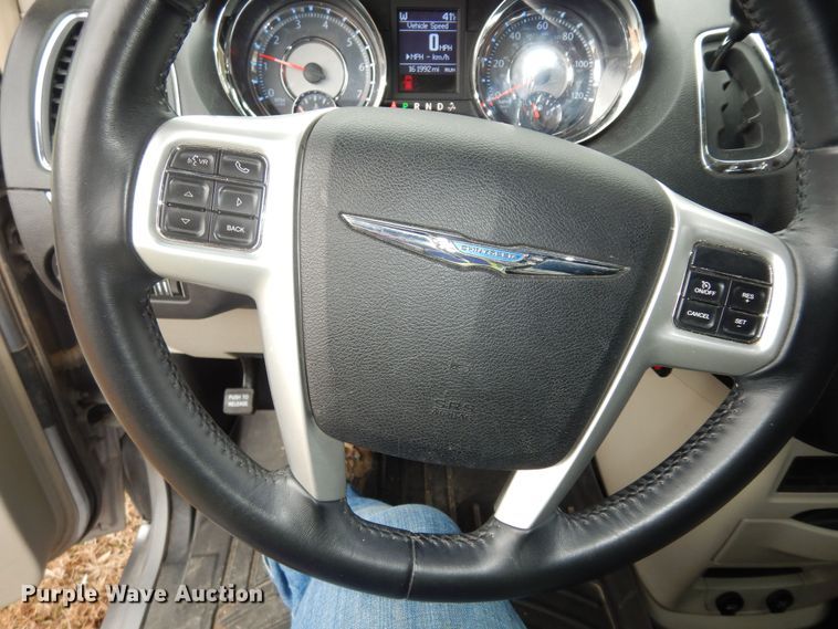 image for item DK7561 2014 Chrysler Town & Country  van