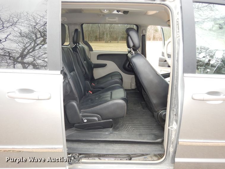 image for item DK7561 2014 Chrysler Town & Country  van