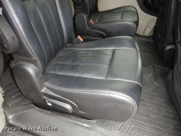 image for item DK7561 2014 Chrysler Town & Country  van