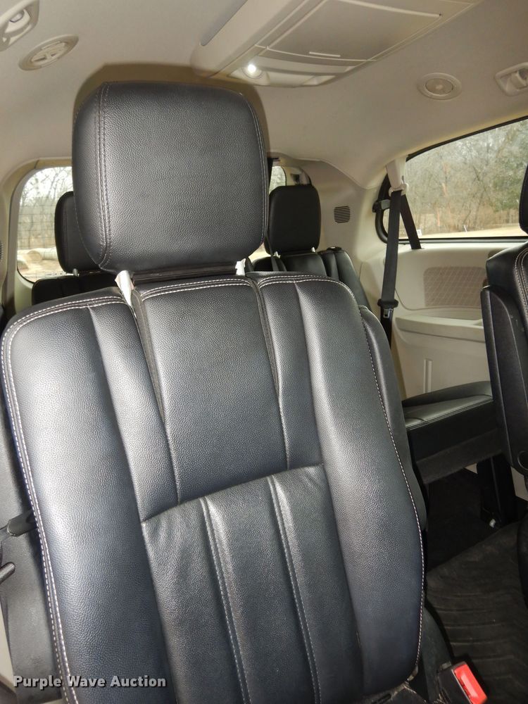 image for item DK7561 2014 Chrysler Town & Country  van