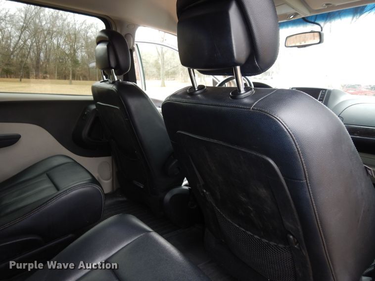 image for item DK7561 2014 Chrysler Town & Country  van
