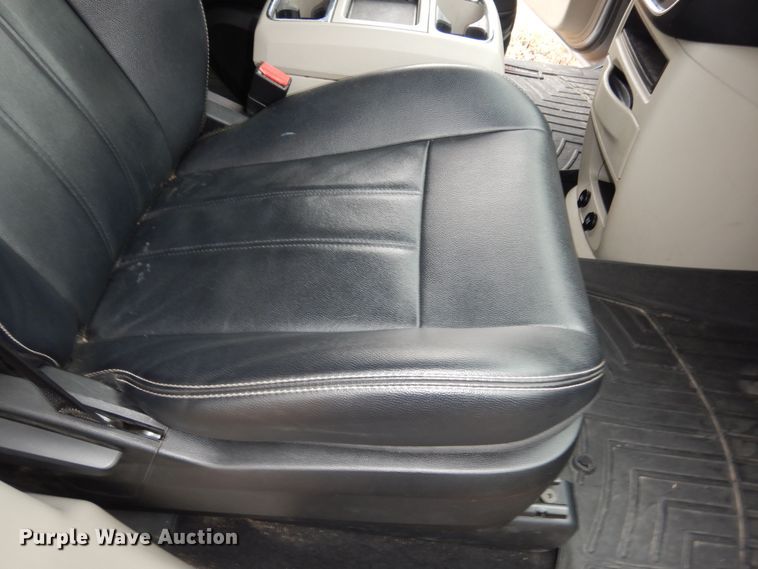 image for item DK7561 2014 Chrysler Town & Country  van