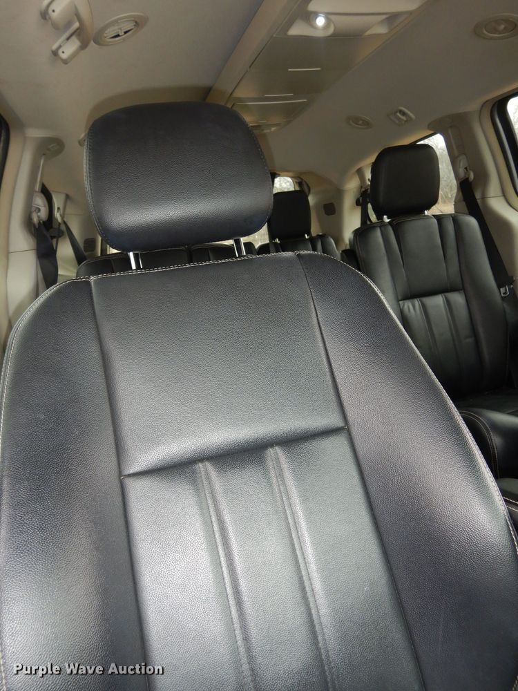 image for item DK7561 2014 Chrysler Town & Country  van