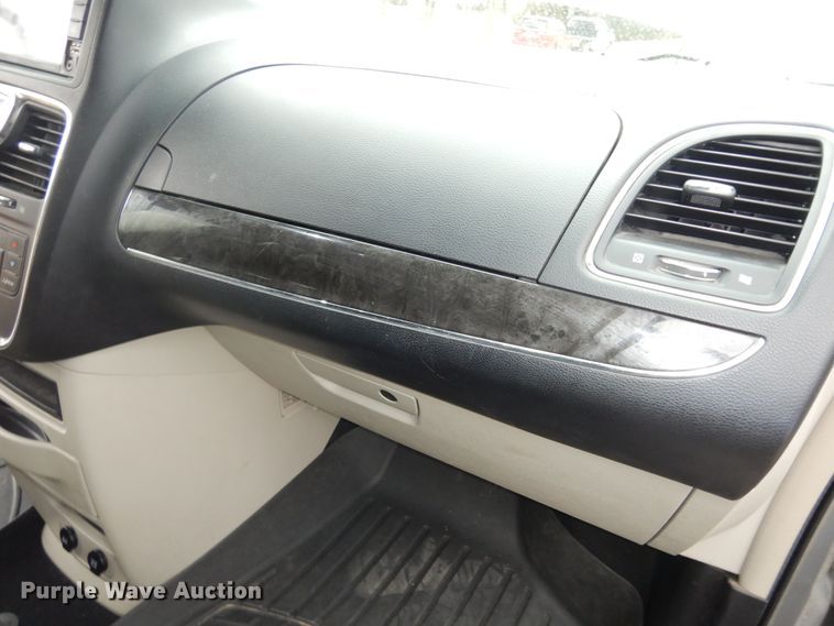 image for item DK7561 2014 Chrysler Town & Country  van