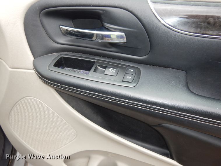 image for item DK7561 2014 Chrysler Town & Country  van