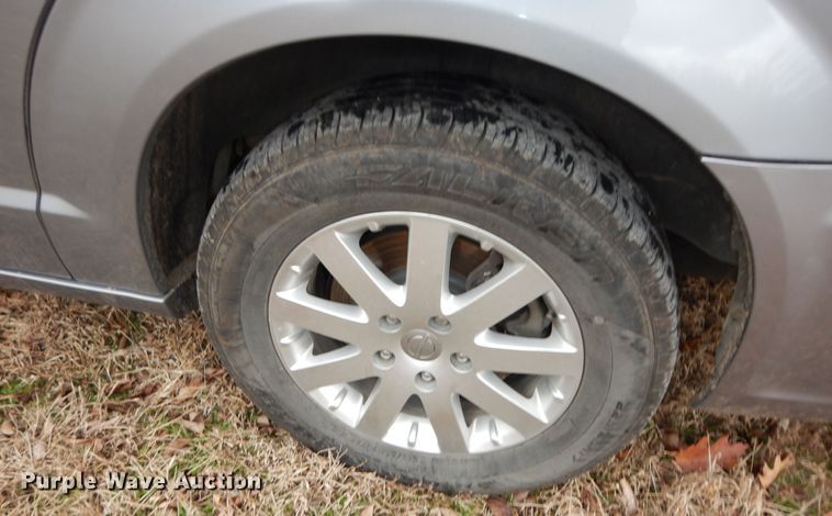 image for item DK7561 2014 Chrysler Town & Country  van