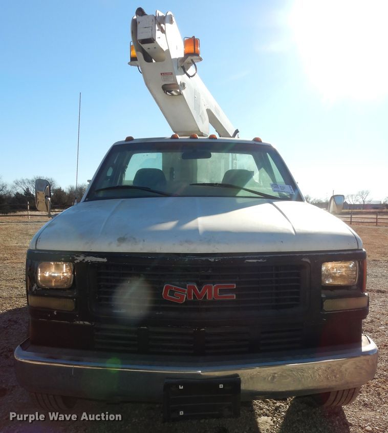 image for item DK7566 2000 GMC Sierra 3500HD  bucket truck