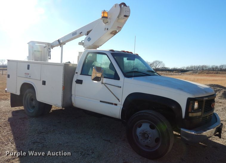image for item DK7566 2000 GMC Sierra 3500HD  bucket truck