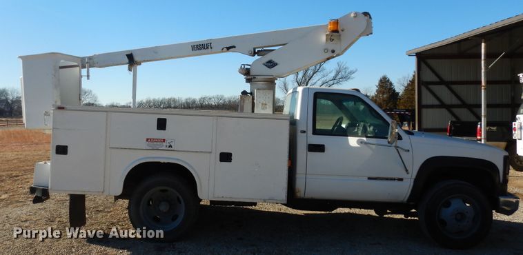 image for item DK7566 2000 GMC Sierra 3500HD  bucket truck