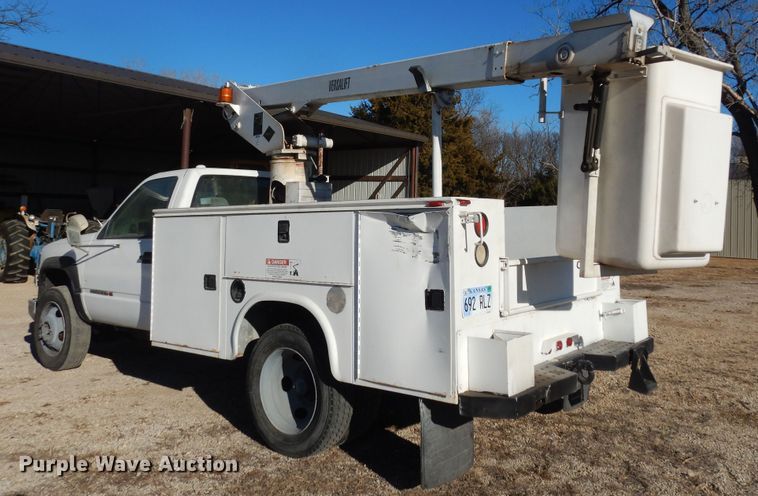image for item DK7566 2000 GMC Sierra 3500HD  bucket truck