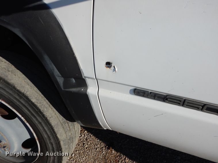 image for item DK7566 2000 GMC Sierra 3500HD  bucket truck