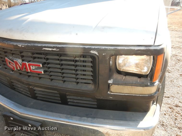 image for item DK7566 2000 GMC Sierra 3500HD  bucket truck