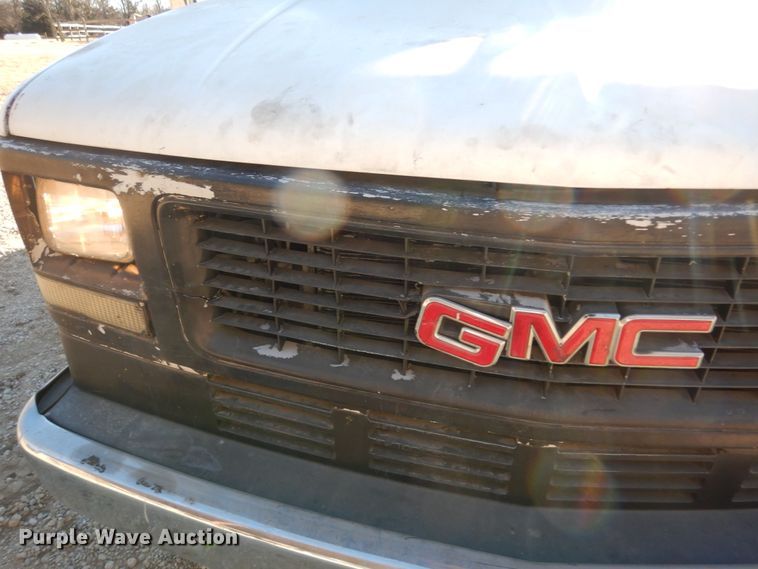 image for item DK7566 2000 GMC Sierra 3500HD  bucket truck