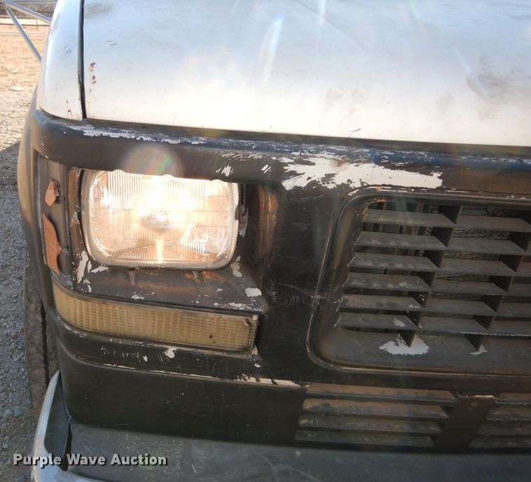 image for item DK7566 2000 GMC Sierra 3500HD  bucket truck