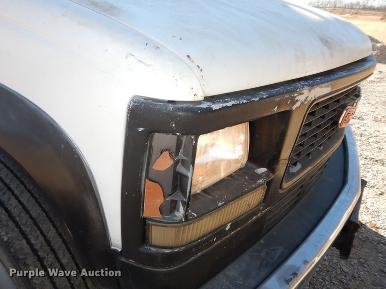 image for item DK7566 2000 GMC Sierra 3500HD  bucket truck