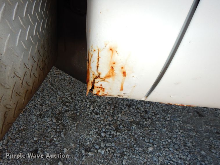 image for item DK7566 2000 GMC Sierra 3500HD  bucket truck