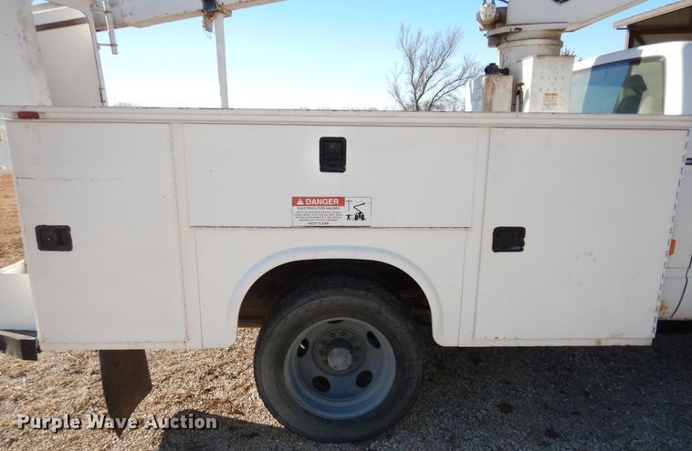 image for item DK7566 2000 GMC Sierra 3500HD  bucket truck