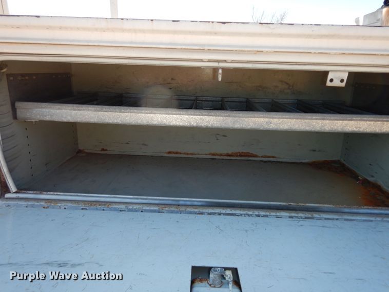 image for item DK7566 2000 GMC Sierra 3500HD  bucket truck